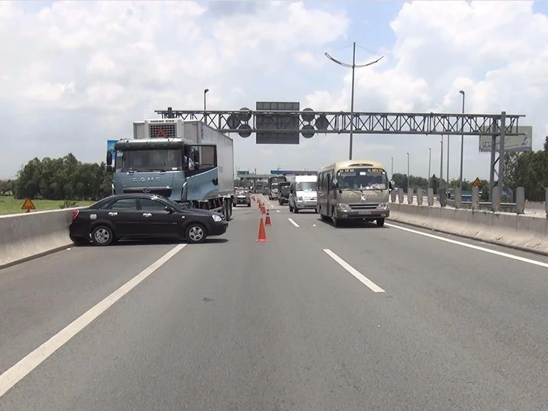 Vụ việc khiến 4 người trên xe ô tô gặp một phen hoảng hốt.